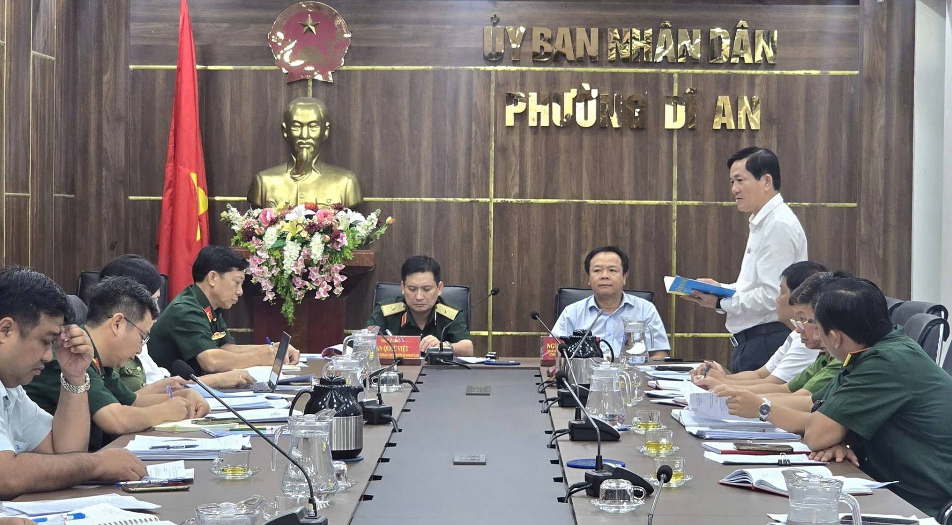 C&oacute; thể l&agrave; h&igrave;nh ảnh về một hoặc nhiều người, b&agrave;n v&agrave; văn bản