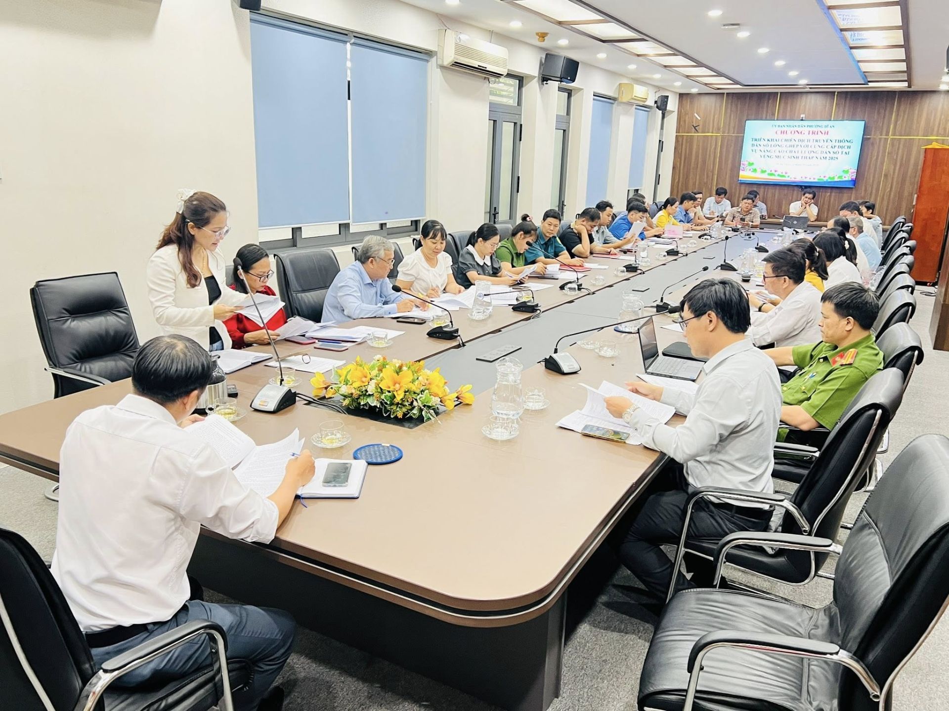 C&oacute; thể l&agrave; h&igrave;nh ảnh về 6 người, mọi người đang học, b&agrave;n v&agrave; văn bản