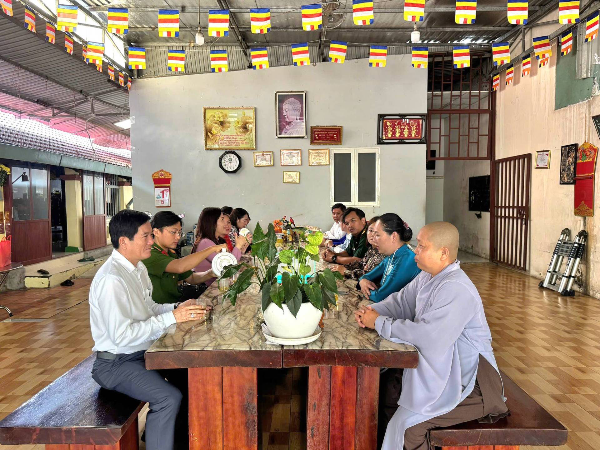 C&oacute; thể l&agrave; h&igrave;nh ảnh về một hoặc nhiều người, đền thờ v&agrave; văn bản