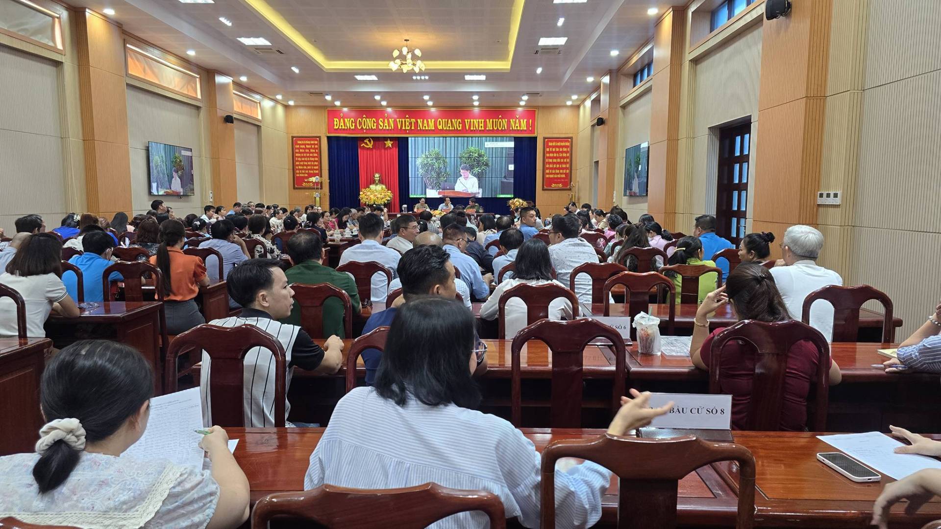 C&oacute; thể l&agrave; h&igrave;nh ảnh về một hoặc nhiều người, c&aacute;i bục v&agrave; văn bản