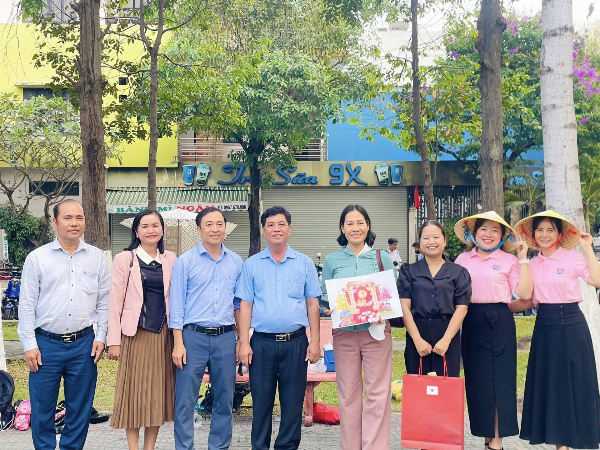 C&oacute; thể l&agrave; h&igrave;nh ảnh về một hoặc nhiều người v&agrave; văn bản