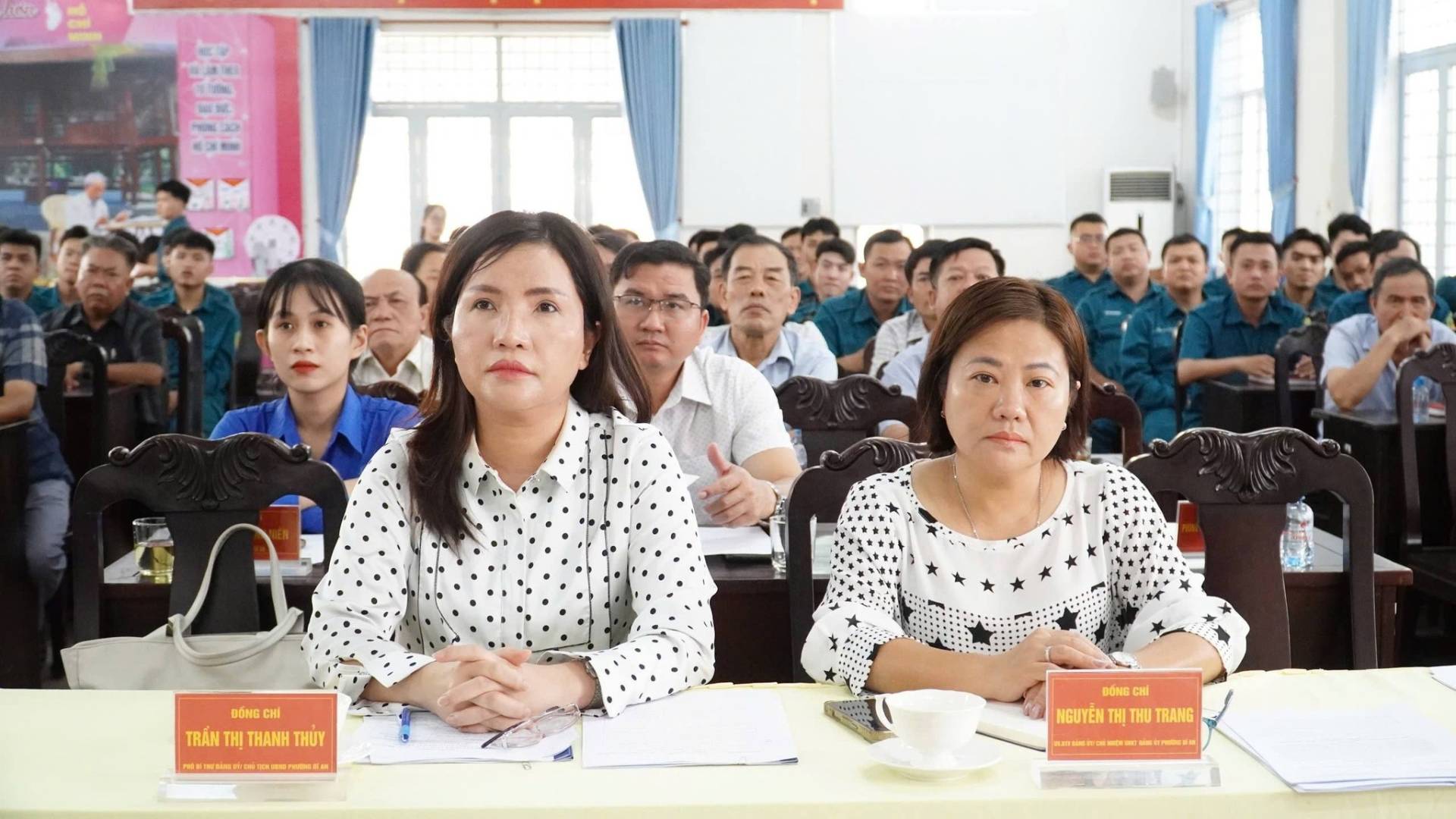 C&oacute; thể l&agrave; h&igrave;nh ảnh về một hoặc nhiều người, mọi người đang học v&agrave; văn bản