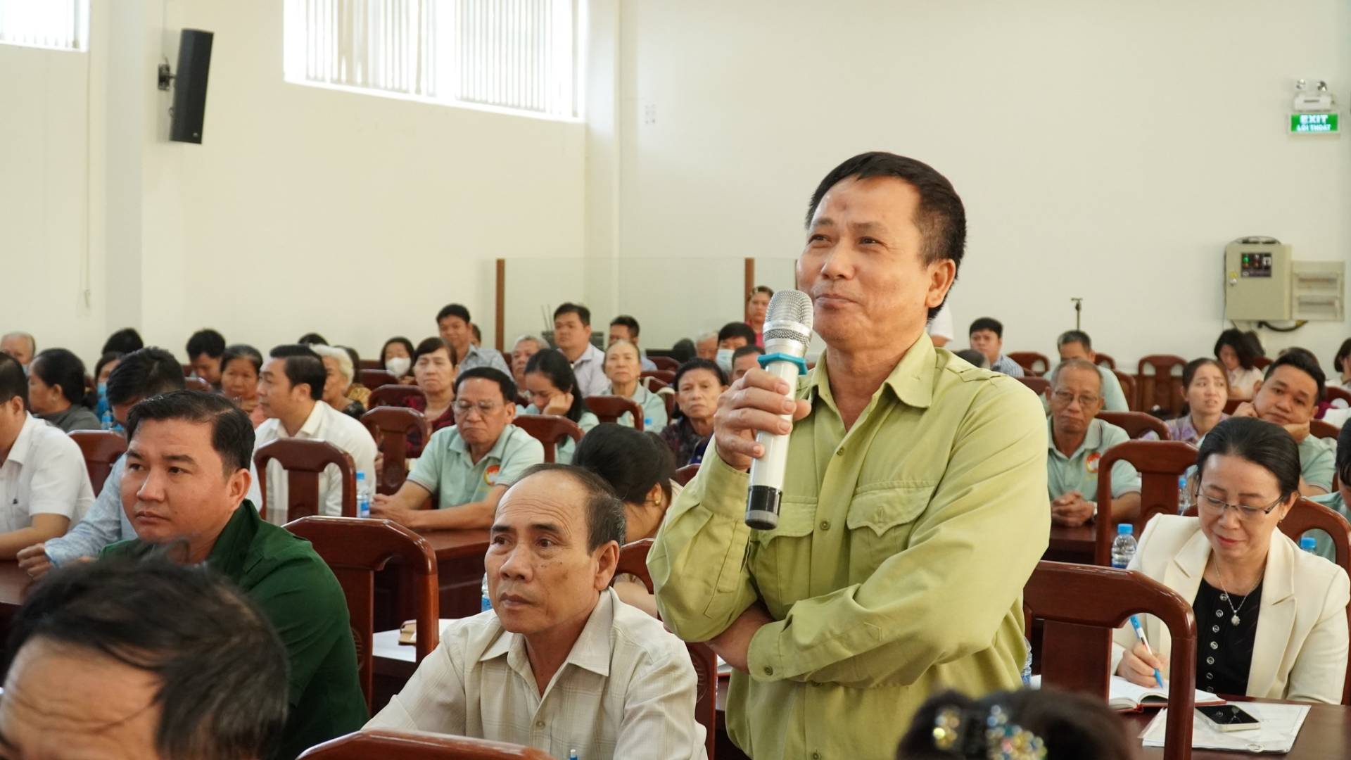 C&oacute; thể l&agrave; h&igrave;nh ảnh về một hoặc nhiều người v&agrave; văn bản