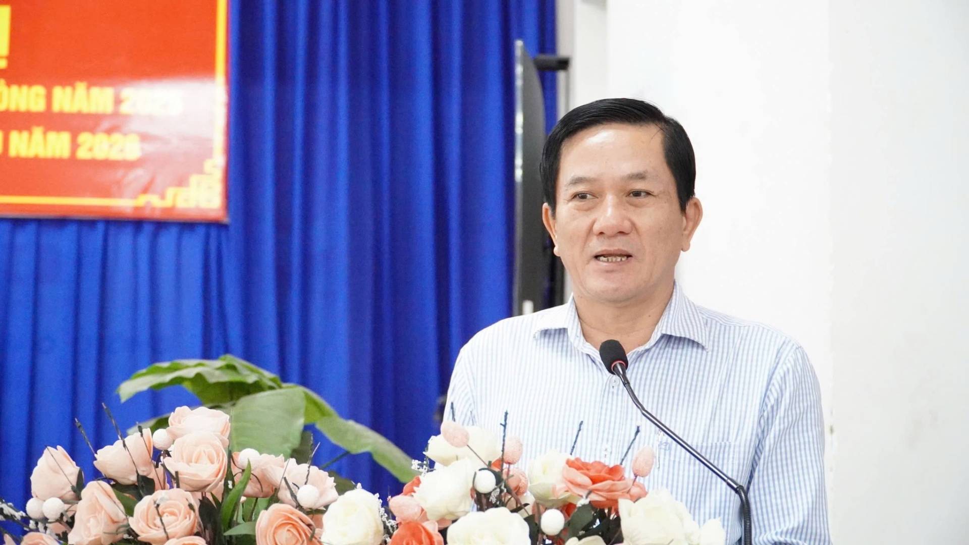 C&oacute; thể l&agrave; h&igrave;nh ảnh về c&aacute;i bục v&agrave; văn bản cho biết 'NG NĂM NĂM 2828'