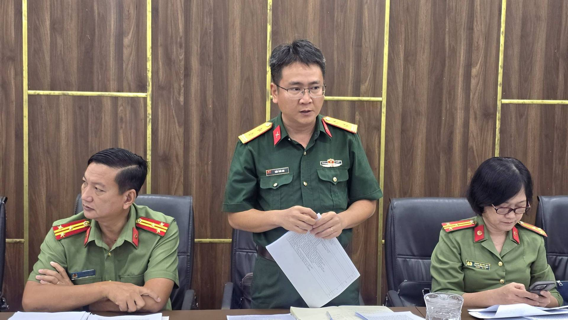 C&oacute; thể l&agrave; h&igrave;nh ảnh về một hoặc nhiều người v&agrave; văn bản