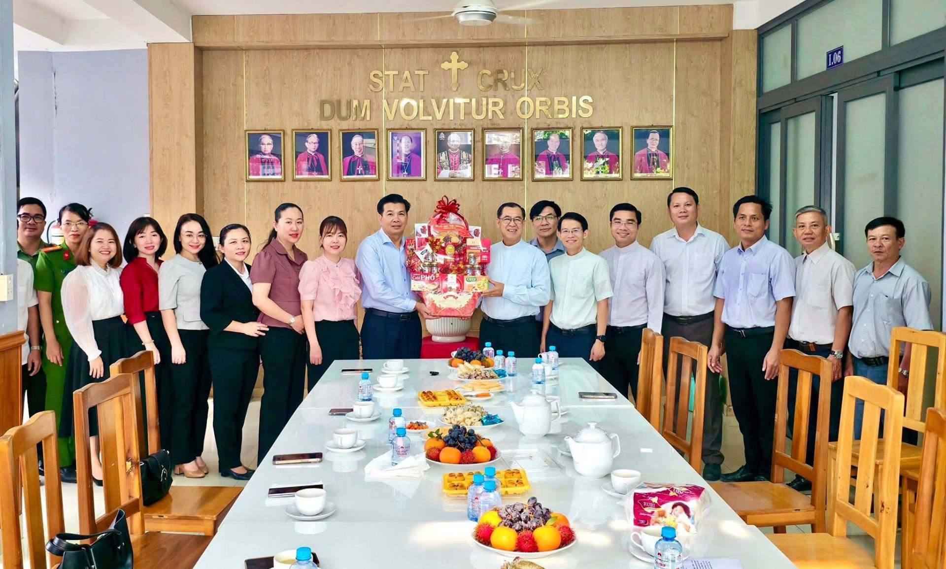 C&oacute; thể l&agrave; h&igrave;nh ảnh về &lrm;một hoặc nhiều người v&agrave; &lrm;văn bản cho biết '&lrm;STAT + CRU DUMNOLVITURORBIS DUM VOLVITUR ORBIS :89779 خقرتر&lrm;'&lrm;&lrm;