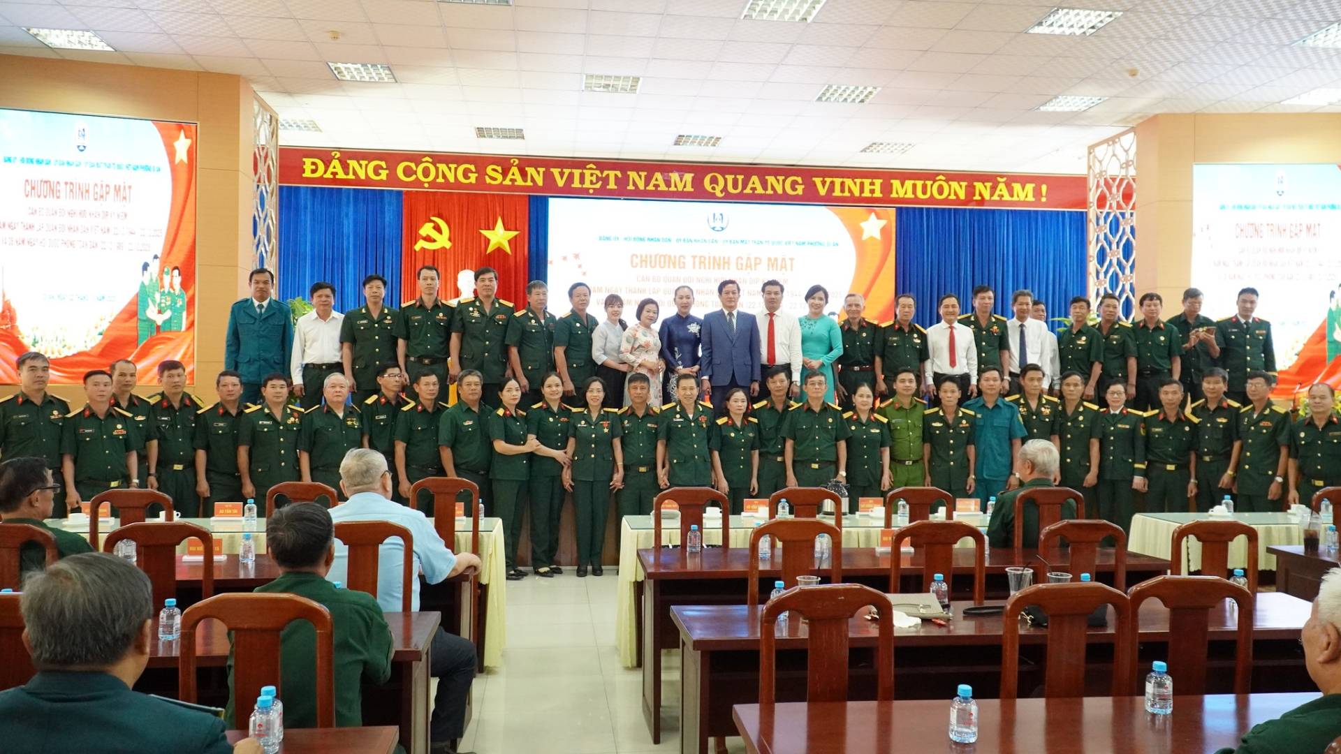 C&oacute; thể l&agrave; h&igrave;nh ảnh về một hoặc nhiều người v&agrave; văn bản