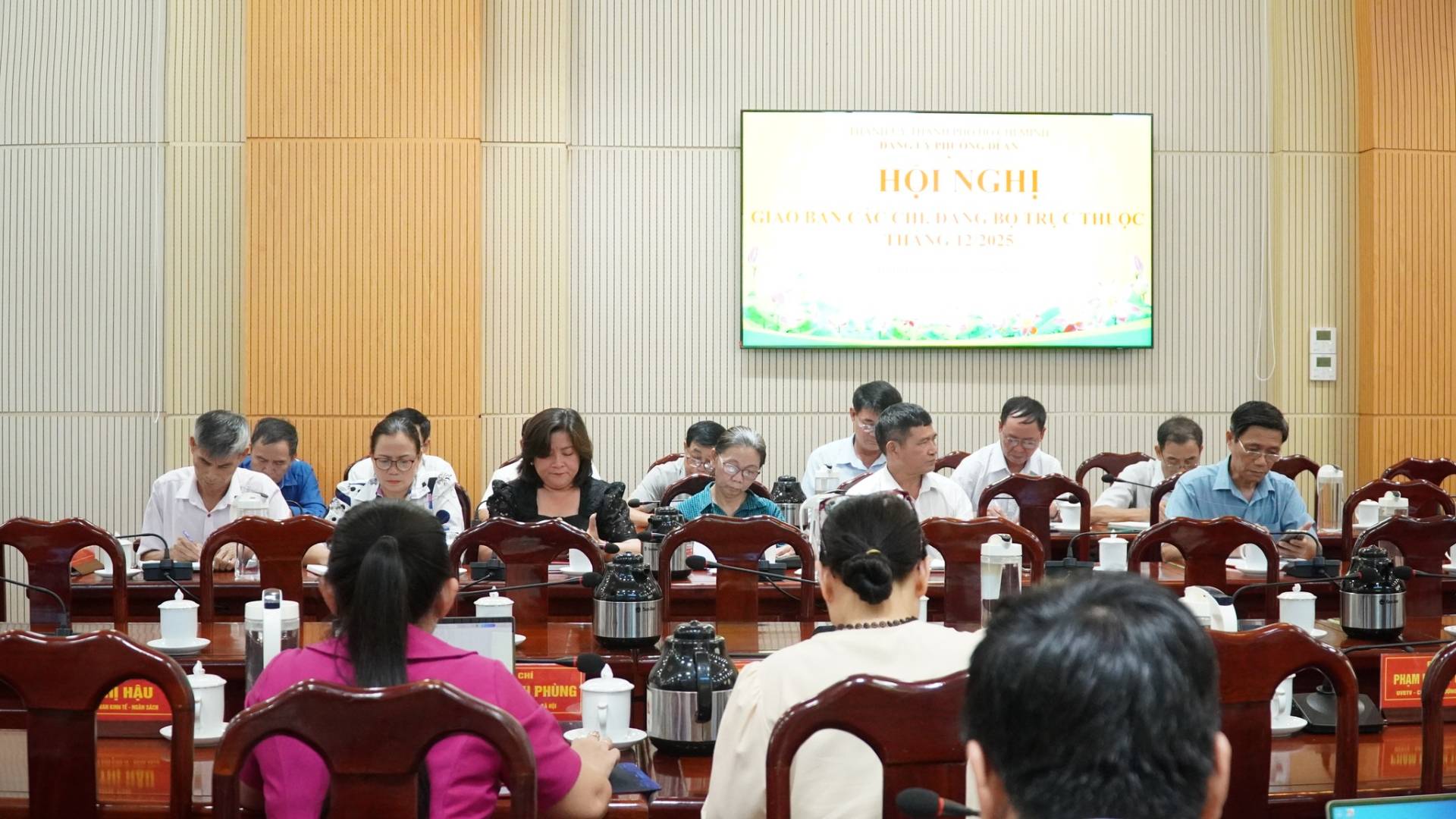 C&oacute; thể l&agrave; h&igrave;nh ảnh về một hoặc nhiều người, mọi người đang học v&agrave; văn bản