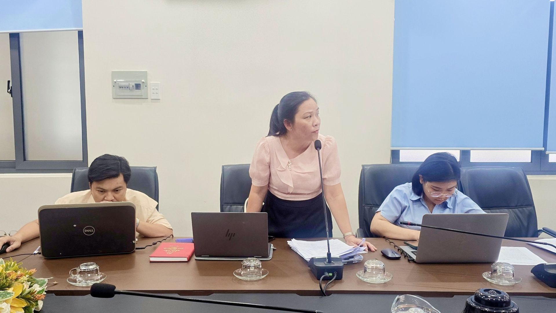 C&oacute; thể l&agrave; h&igrave;nh ảnh về học tập, b&agrave;n, ph&ograve;ng tin tức v&agrave; văn bản