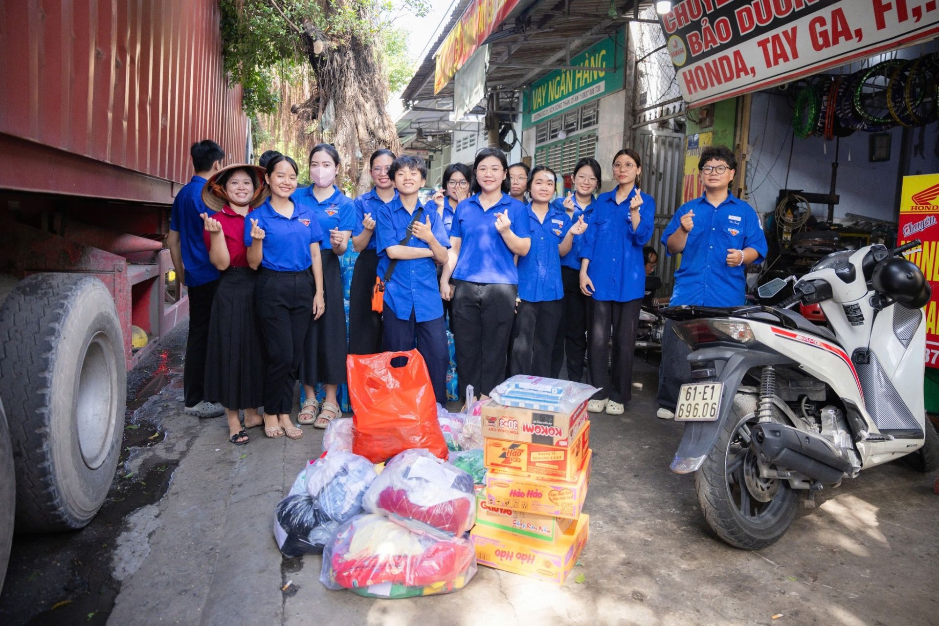 C&oacute; thể l&agrave; h&igrave;nh ảnh về một hoặc nhiều người, xe scooter, xe m&ocirc;t&ocirc; v&agrave; văn bản