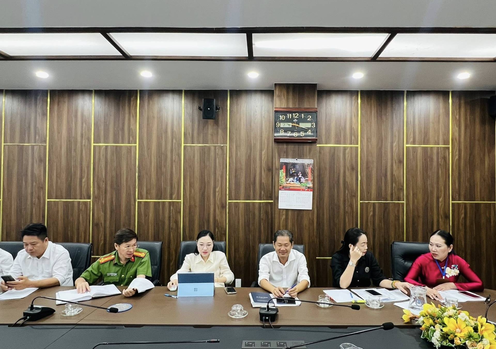 C&oacute; thể l&agrave; h&igrave;nh ảnh về học tập, thiết bị chiếu s&aacute;ng, b&agrave;n v&agrave; trong nh&agrave;