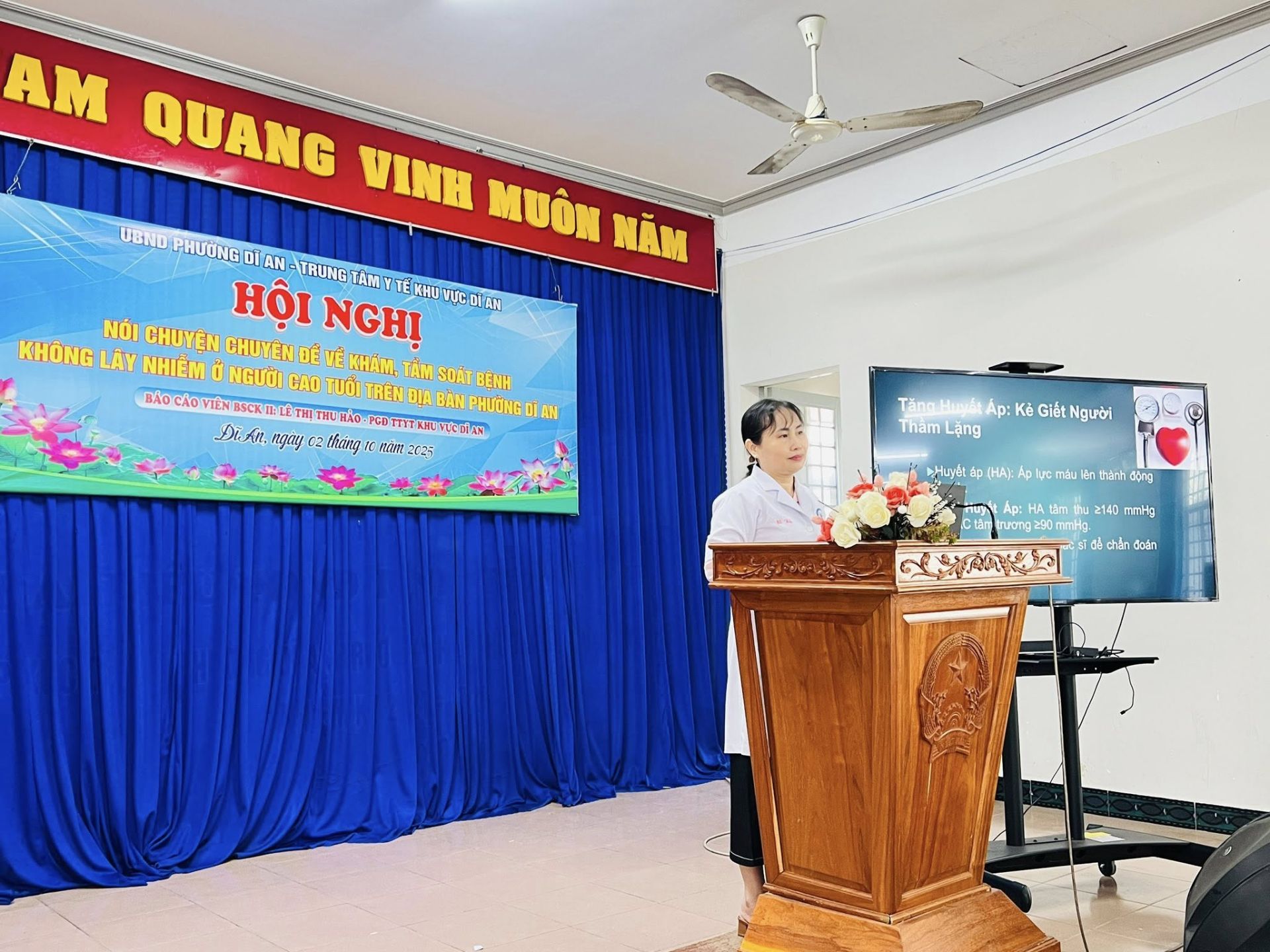 C&oacute; thể l&agrave; h&igrave;nh ảnh về 1 người, c&aacute;i bục v&agrave; văn bản cho biết 'AM QUANG VINH MUON NAM UBNO PHƯỠNG DI AN &Nu;ό&iota; CHUY&Ecirc;N CHUY&Ecirc;N DE V&Eacute; KHẨM, rAm SOAT BENH HỘI -TRUNG T&Acirc;M NGHI KHU EKHUVUCDIAN VỰC TE KH&Ocirc;NG L&Acirc;Y &Nu;&Eta;&Iota;E&Mu; NGƯỜI CAO TƯỚI TREN &Theta;&Iota;&Alpha; B&Agrave;N PHƯỜNG A AN B&Aacute;O CẢO B6CK ILETHI Di.K 人社 ngay 02 th&aacute;ng 再雅 3025 TK Tăng TăngMuksA Ap: p:K Ke Giết Người Thảm Lặng A&Eta;uyB &aacute;p (HA) &Aacute;p lự m&aacute;u th&agrave;nh động Ap: A 2140 rmitg ưong mHg ch&acirc;n ตังลิก'