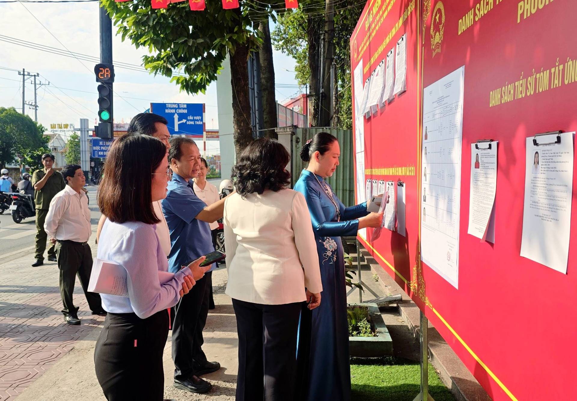 C&oacute; thể l&agrave; h&igrave;nh ảnh về một hoặc nhiều người v&agrave; văn bản