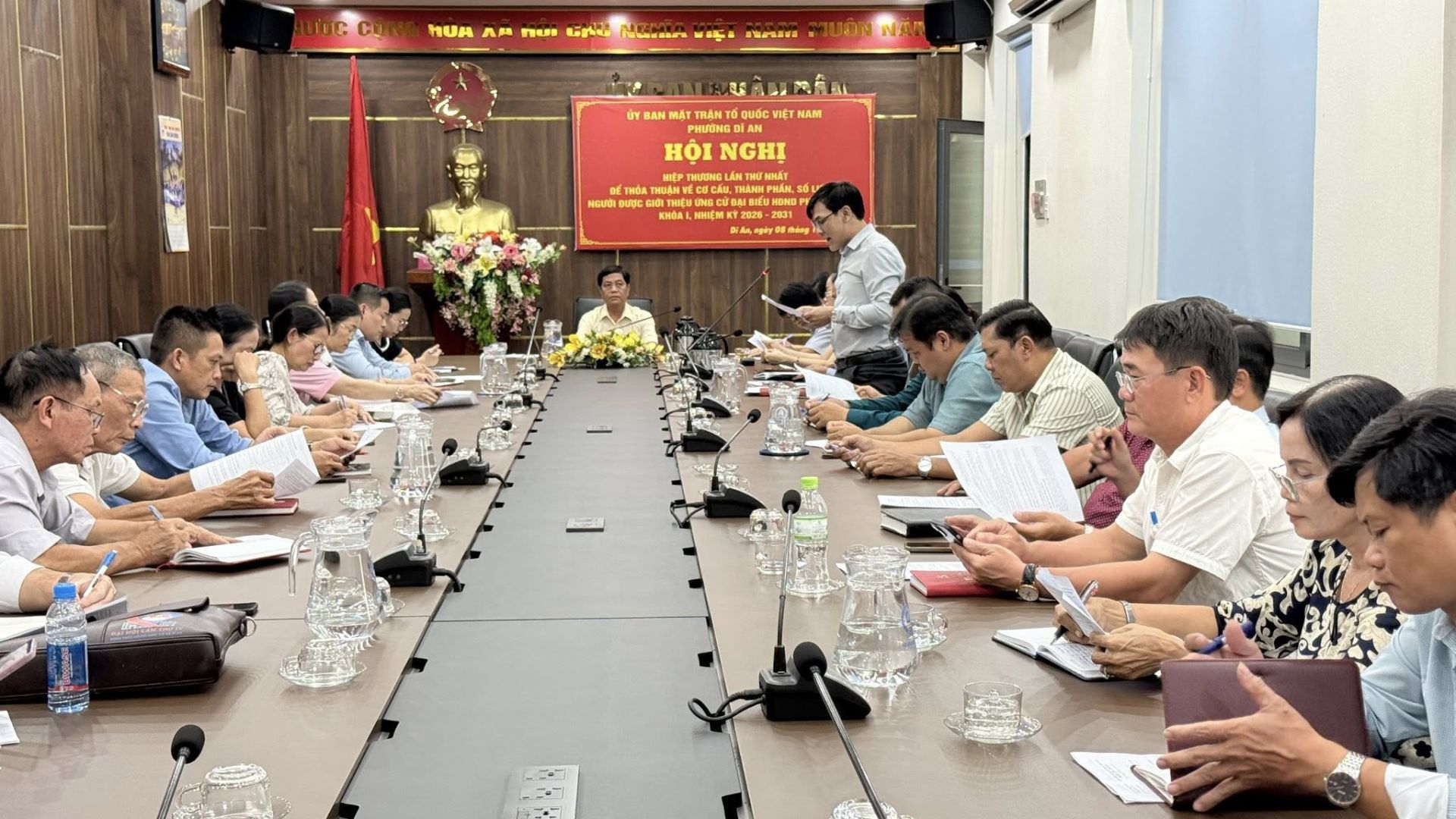 C&oacute; thể l&agrave; h&igrave;nh ảnh về một hoặc nhiều người v&agrave; văn bản