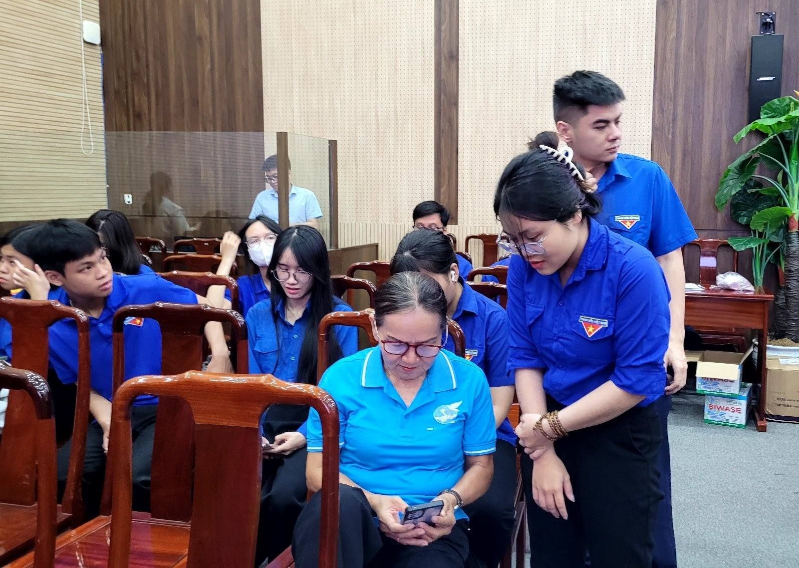 C&oacute; thể l&agrave; h&igrave;nh ảnh về một hoặc nhiều người, mọi người đang học, c&aacute;i bục v&agrave; văn bản