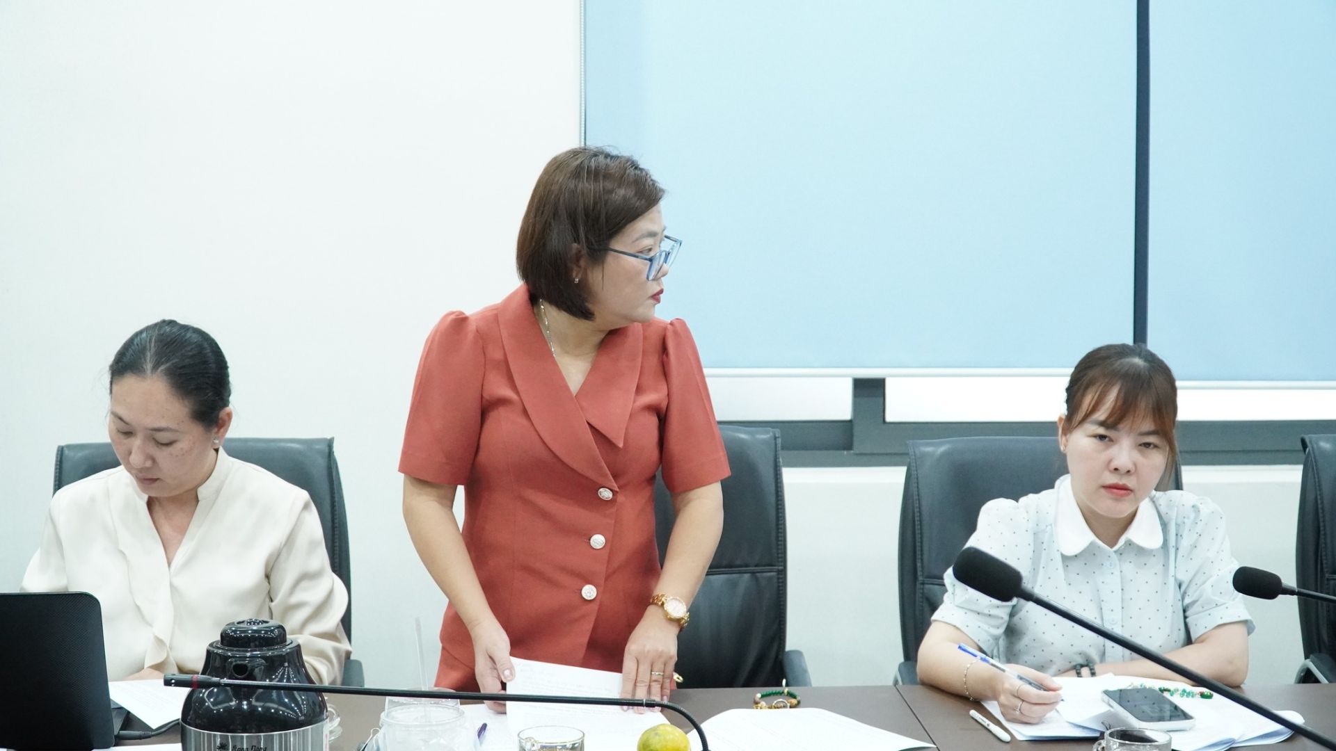 C&oacute; thể l&agrave; h&igrave;nh ảnh về một hoặc nhiều người, mọi người đang học, ph&ograve;ng tin tức v&agrave; văn bản