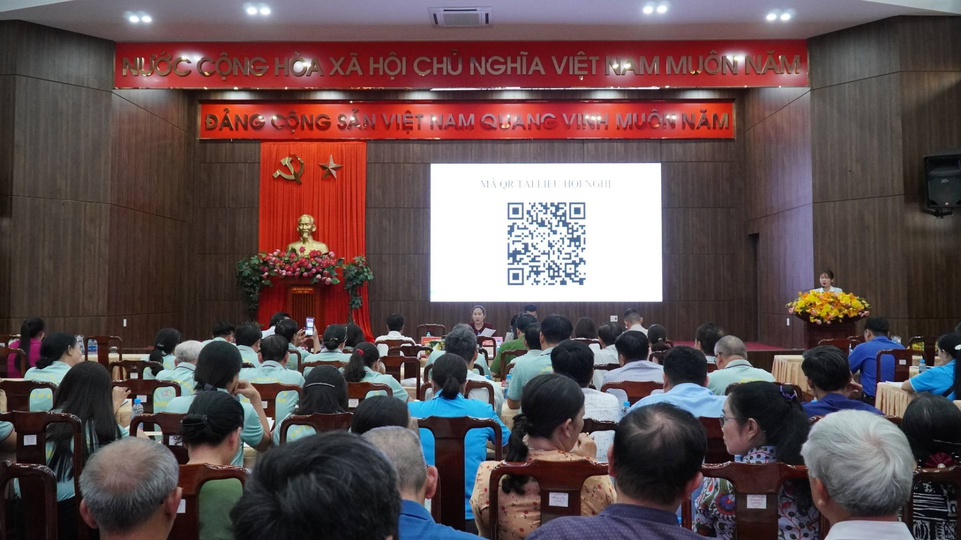 C&oacute; thể l&agrave; h&igrave;nh ảnh về c&aacute;i bục v&agrave; văn bản