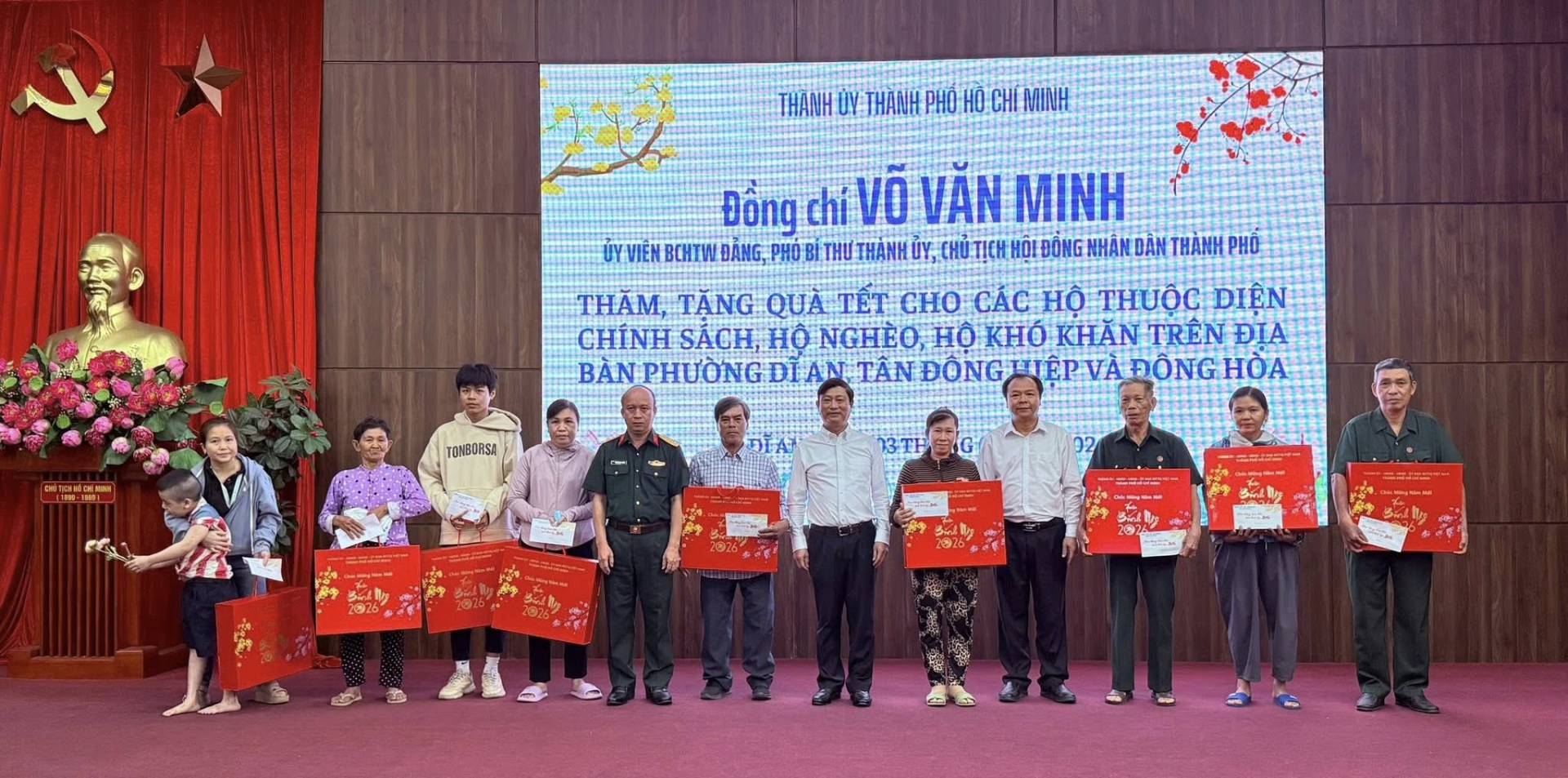C&oacute; thể l&agrave; h&igrave;nh ảnh về &lrm;c&aacute;i bục v&agrave; &lrm;văn bản cho biết '&lrm;مده TH&Aacute;NH UY TH&Aacute;NH PHO H0 CHI CHEMINH Đồng ch&iacute; v&otilde; VĂN MINH UYVIEN BCHTW B&Aacute;NG, HO THƯ THẢNH UY Hύ&Tau;&Iota;&Eta; HOLDONG HAND DAN TH&Agrave;NH PH&Oacute; THĂM, TẶNG QU&Agrave; TẾT CHO C&Aacute;C H&Ocirc; THUỐC DI&Ecirc;N CH&Iacute;NH SẮCH, HỘ NGH&Egrave;O, Ho KHό KHĂN TR&Ecirc;N ĐỊA . Đ&Ocirc;NG T&Ecirc;PVA Đ&Ocirc;NG B&Agrave;NPHƯONGDIAN TONBORSA&lrm;'&lrm;&lrm;