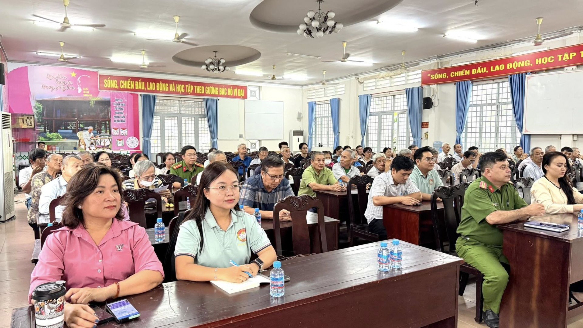 C&oacute; thể l&agrave; h&igrave;nh ảnh về một hoặc nhiều người, mọi người đang học v&agrave; văn bản