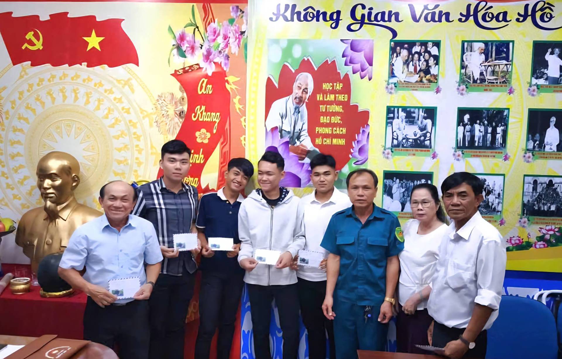 C&oacute; thể l&agrave; h&igrave;nh ảnh về một hoặc nhiều người v&agrave; văn bản cho biết 'ನಾ Kh&ocirc;ng Gian Văn H&oacute;a Hao An e Kuna HỌCTẬP VALAMTHED LAM THED , BAB0C A0BUC. BAO PHONG CACH HO CHIMINH CHI MINH inh ETA ម្ច අණඩட்'