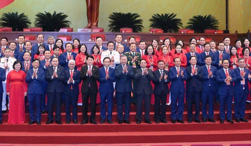 C&oacute; thể l&agrave; h&igrave;nh ảnh về một hoặc nhiều người v&agrave; văn bản