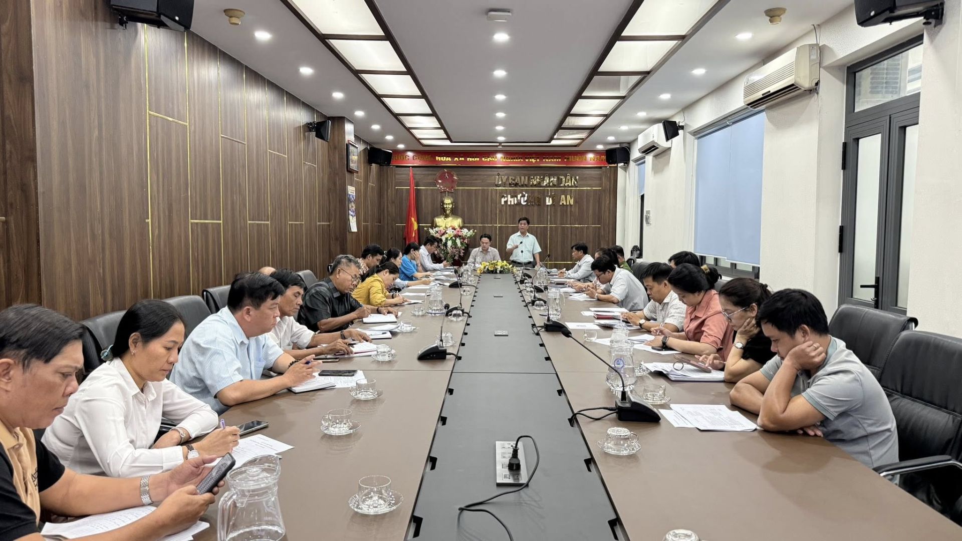 C&oacute; thể l&agrave; h&igrave;nh ảnh về 8 người v&agrave; b&agrave;n