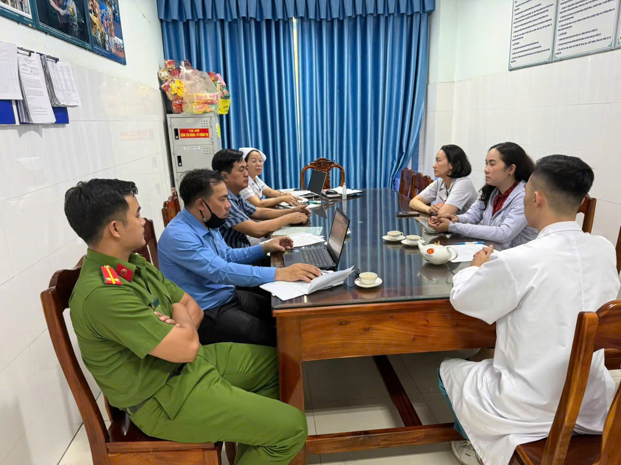 Có thể là hình ảnh về một hoặc nhiều người, mọi người đang học, bàn và bệnh viện