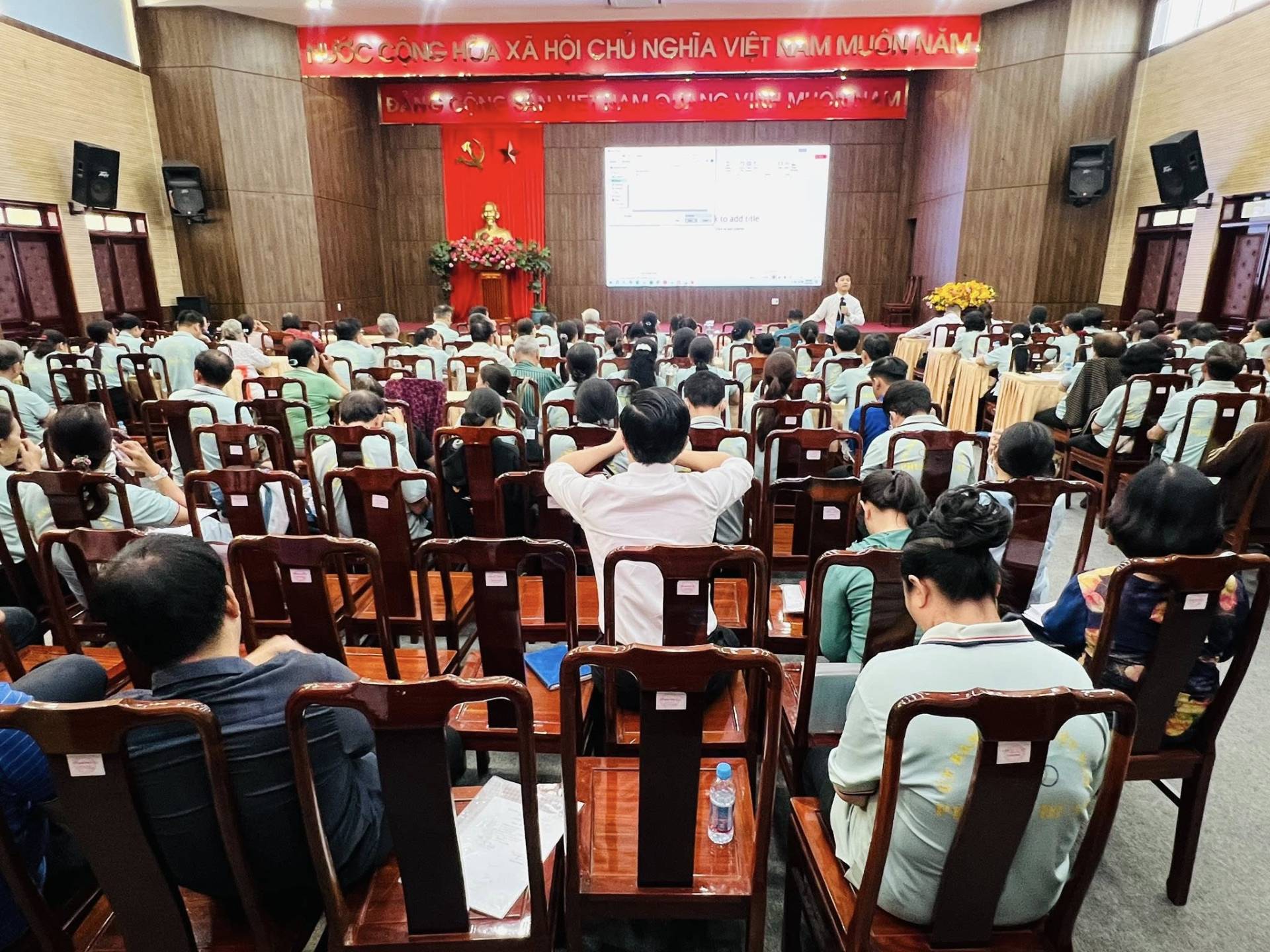 C&oacute; thể l&agrave; h&igrave;nh ảnh về một hoặc nhiều người v&agrave; văn bản