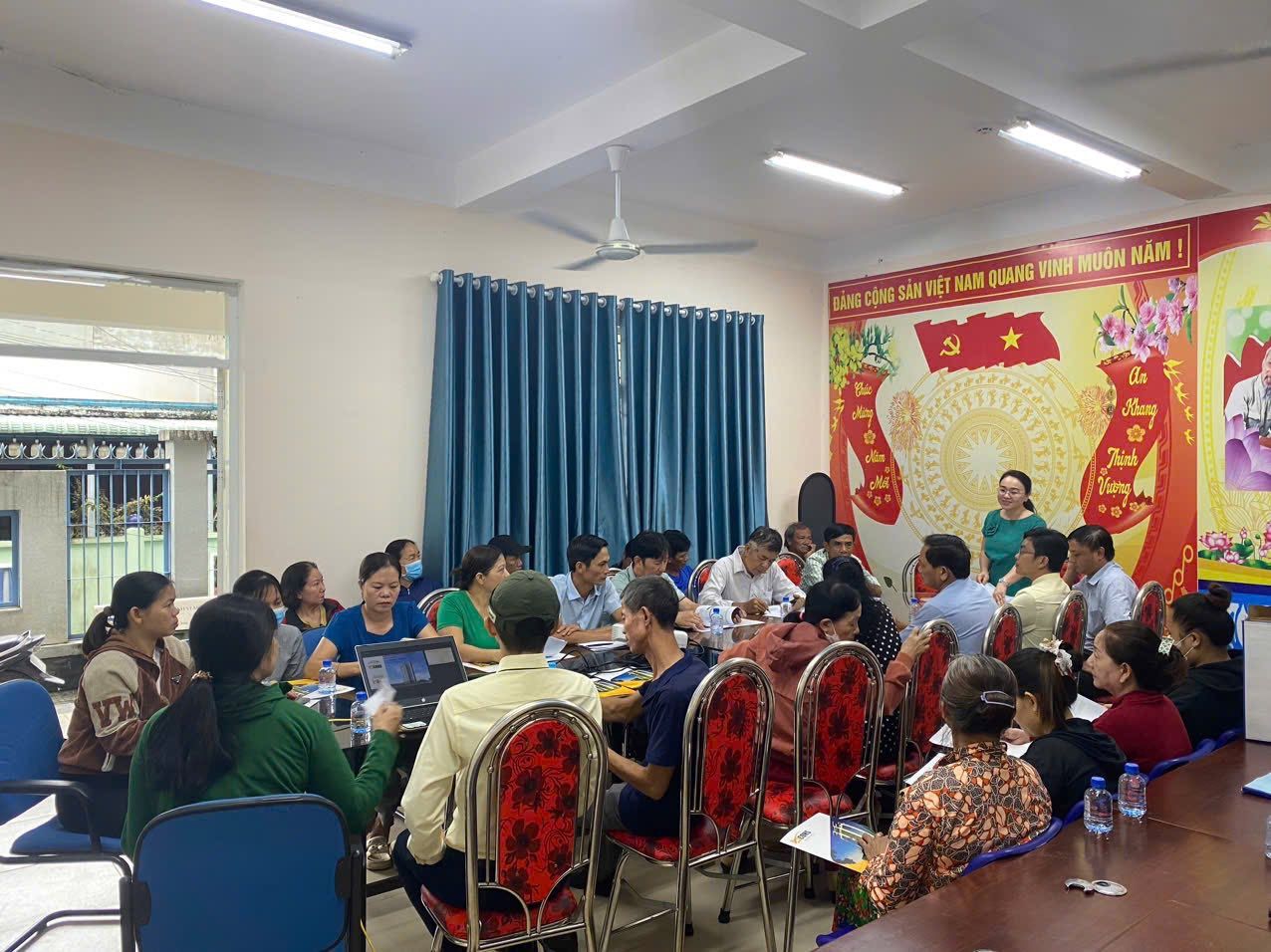 C&oacute; thể l&agrave; h&igrave;nh ảnh về một hoặc nhiều người, mọi người đang học v&agrave; văn bản cho biết 'CỘNG SẢN &Acirc;N VIỆT NAM JAM QUANG VINH MU&Ocirc;N NĂM Đ&Aacute;NG D&Aacute;NGCỘNG Khan 安 Thinh Viương 夢ッ'