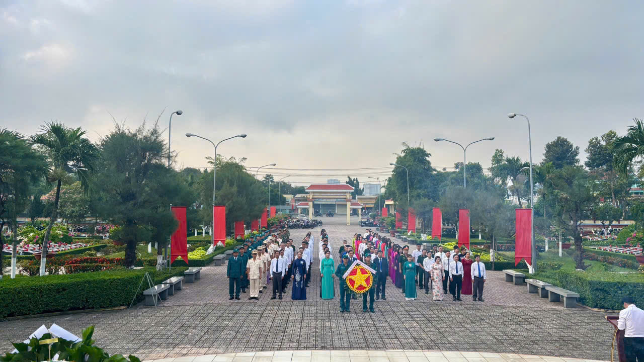 C&oacute; thể l&agrave; h&igrave;nh ảnh về một hoặc nhiều người v&agrave; đ&agrave;i kỷ niệm