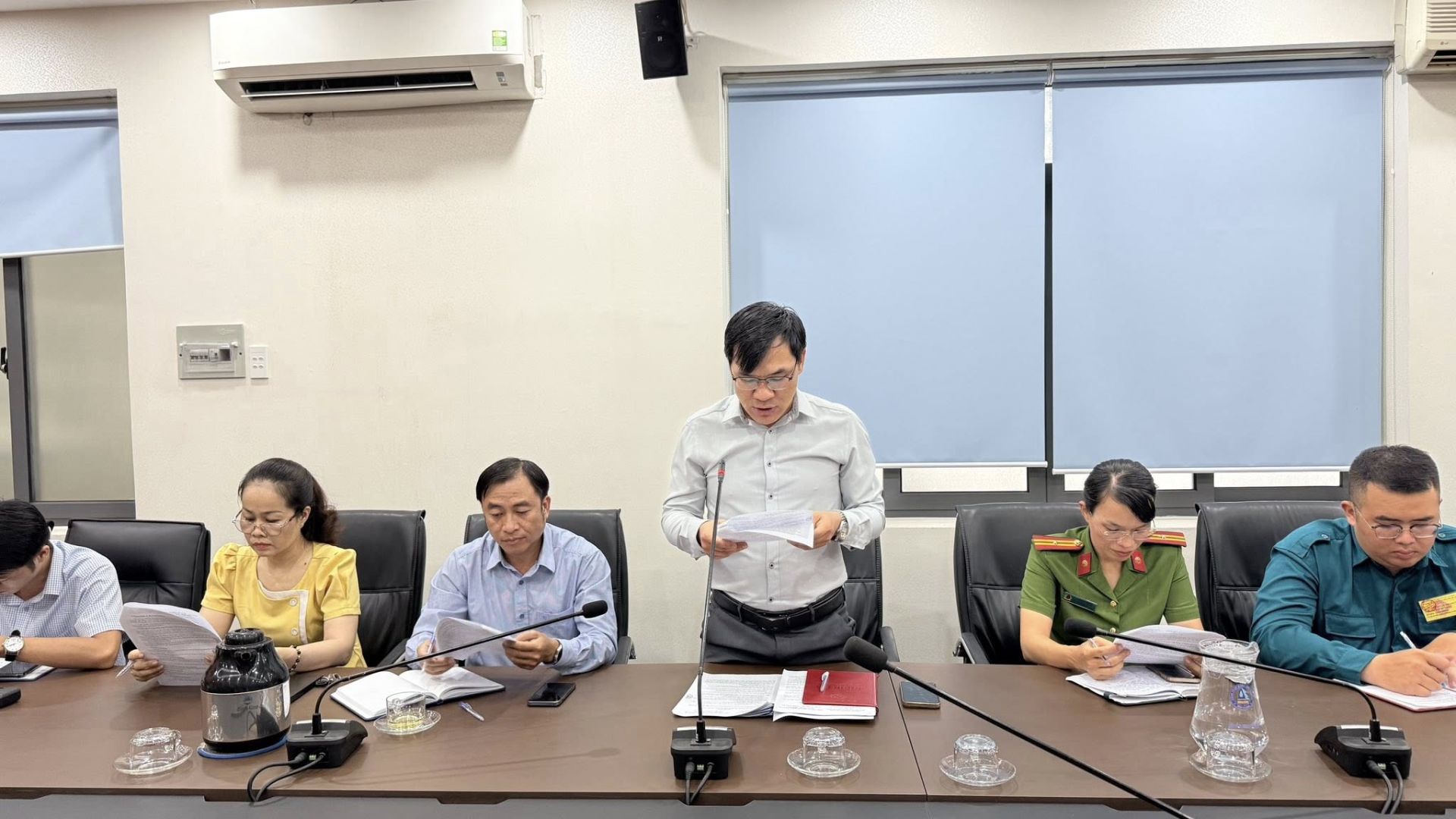 C&oacute; thể l&agrave; h&igrave;nh ảnh về một hoặc nhiều người, mọi người đang học, b&agrave;n v&agrave; văn bản