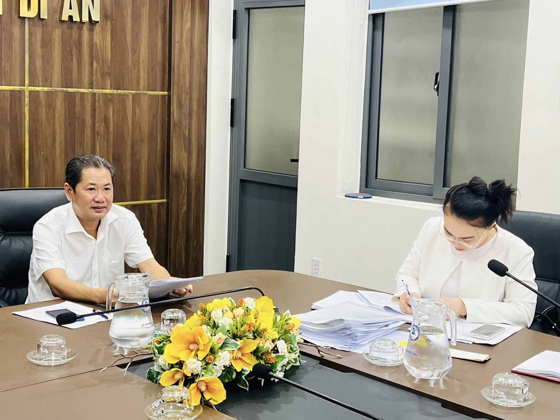 C&oacute; thể l&agrave; h&igrave;nh ảnh về đang học, b&agrave;n v&agrave; văn bản cho biết 'DI AN :::'