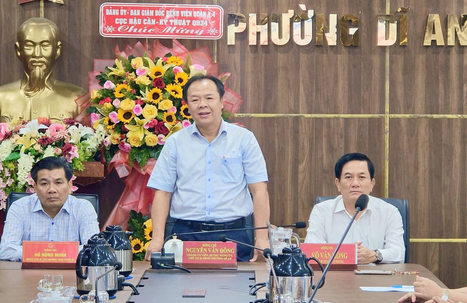 C&oacute; thể l&agrave; h&igrave;nh ảnh về một hoặc nhiều người v&agrave; văn bản