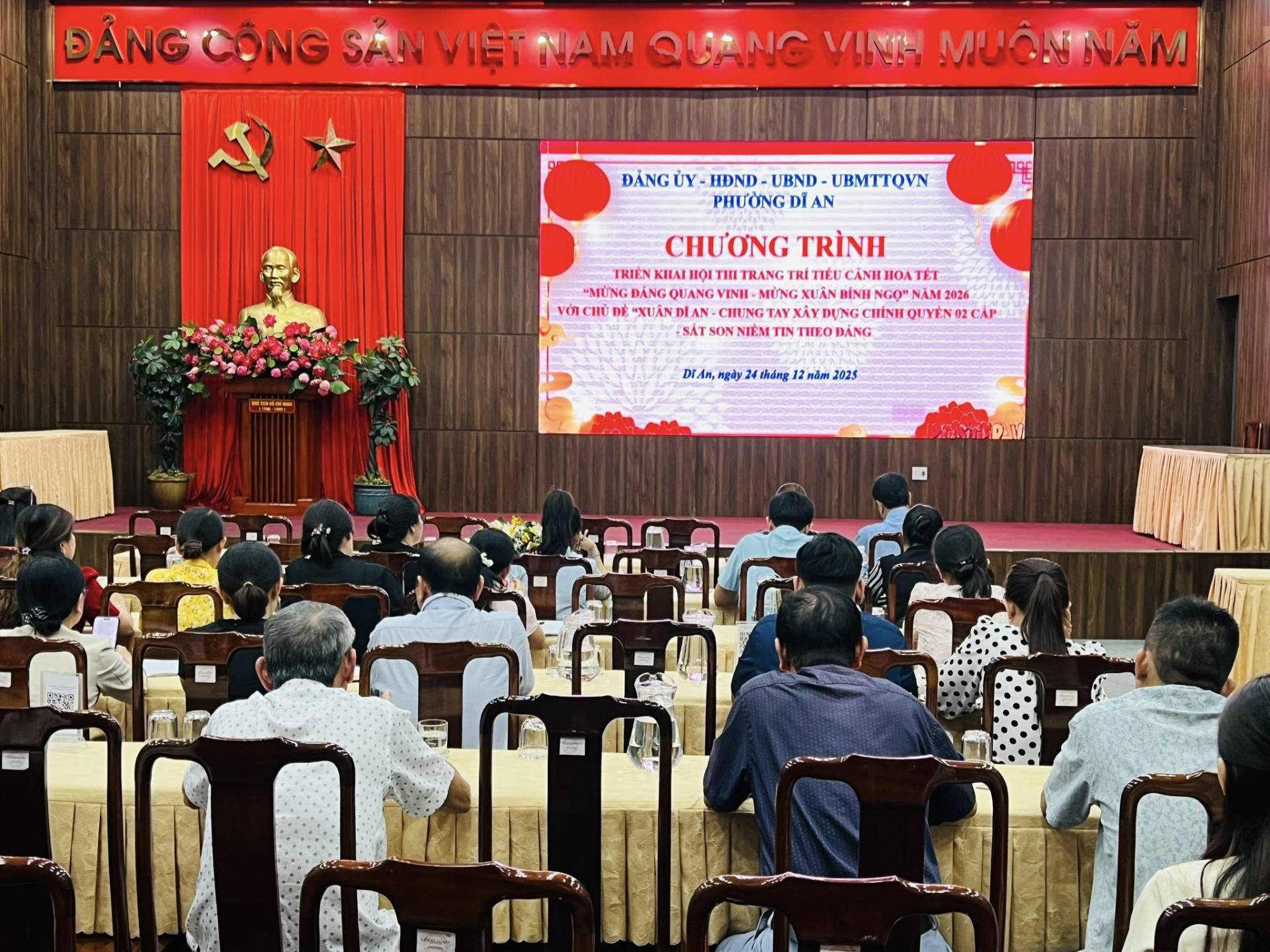 C&oacute; thể l&agrave; h&igrave;nh ảnh về c&aacute;i bục v&agrave; văn bản cho biết 'ĐẢNG C&Ocirc;NG S&Aacute;N VIỆT NAM QUANC VINH MU&Ocirc;I MU&Ocirc;NNĂM NĂM ĐẰNGI UY HDND UBND- UBMTTQVN HUONG AN CHƯƠNG TR&Igrave;NH UATAMGTTICMMOATT NGO" TRI&Ecirc;N KHAT OLT TRANG TIẾU CẢNH BOAT MU UN NG DANGQ VINH MỨNG MUNG 2026 VOICH UB "A UNGT AYDU UNG B&Iacute;NH QUY&Ecirc;N 02 CẤP S&Aacute;T SON NI&Ecirc;M &Pi;&Nu; nHEO DANG DIAn, ng&agrave;y t&agrave;y คีตอิคล 2ml เล็ต 2025 PMDN'