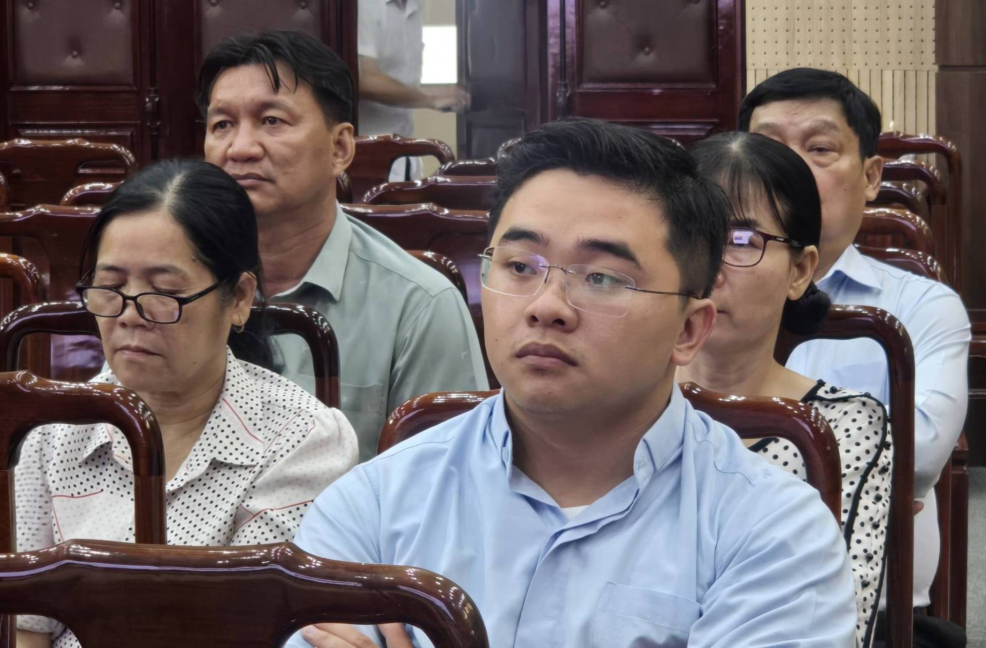 C&oacute; thể l&agrave; h&igrave;nh ảnh về một hoặc nhiều người v&agrave; văn bản