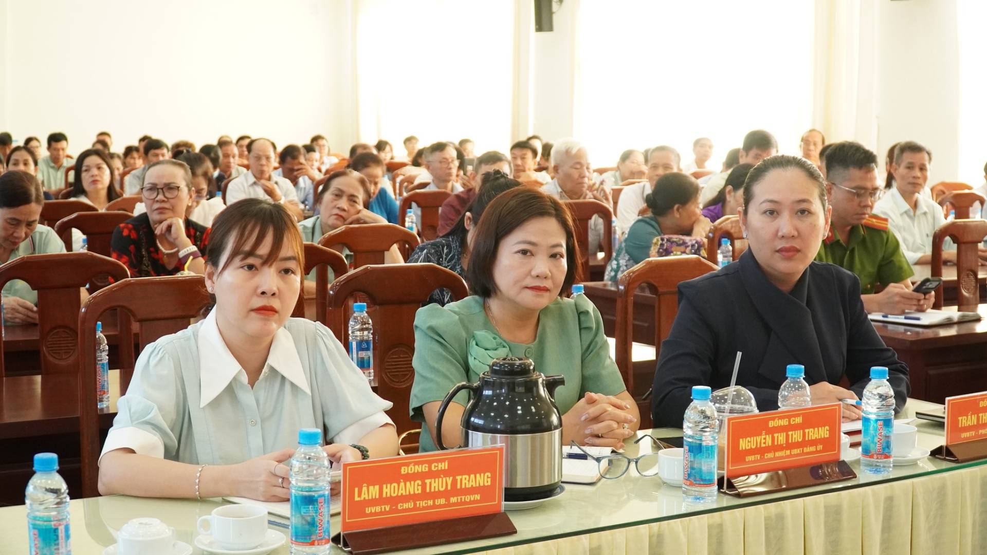 C&oacute; thể l&agrave; h&igrave;nh ảnh về một hoặc nhiều người v&agrave; văn bản cho biết 'Den ĐỒNG CH&Iacute; LẮM HO&Agrave;NG THUY AMHO&Agrave;NGTH&Ugrave;YTRANG TRANG UB. ITTOUN UVBTV cHй ύ&tau;&iota;&sigmaf; CH CH CHUI TRANG Đ&Oacute;NG NGUYỀN THỊT 第、山枚 DISRIN BANSUE TRẮN おー ብወ'