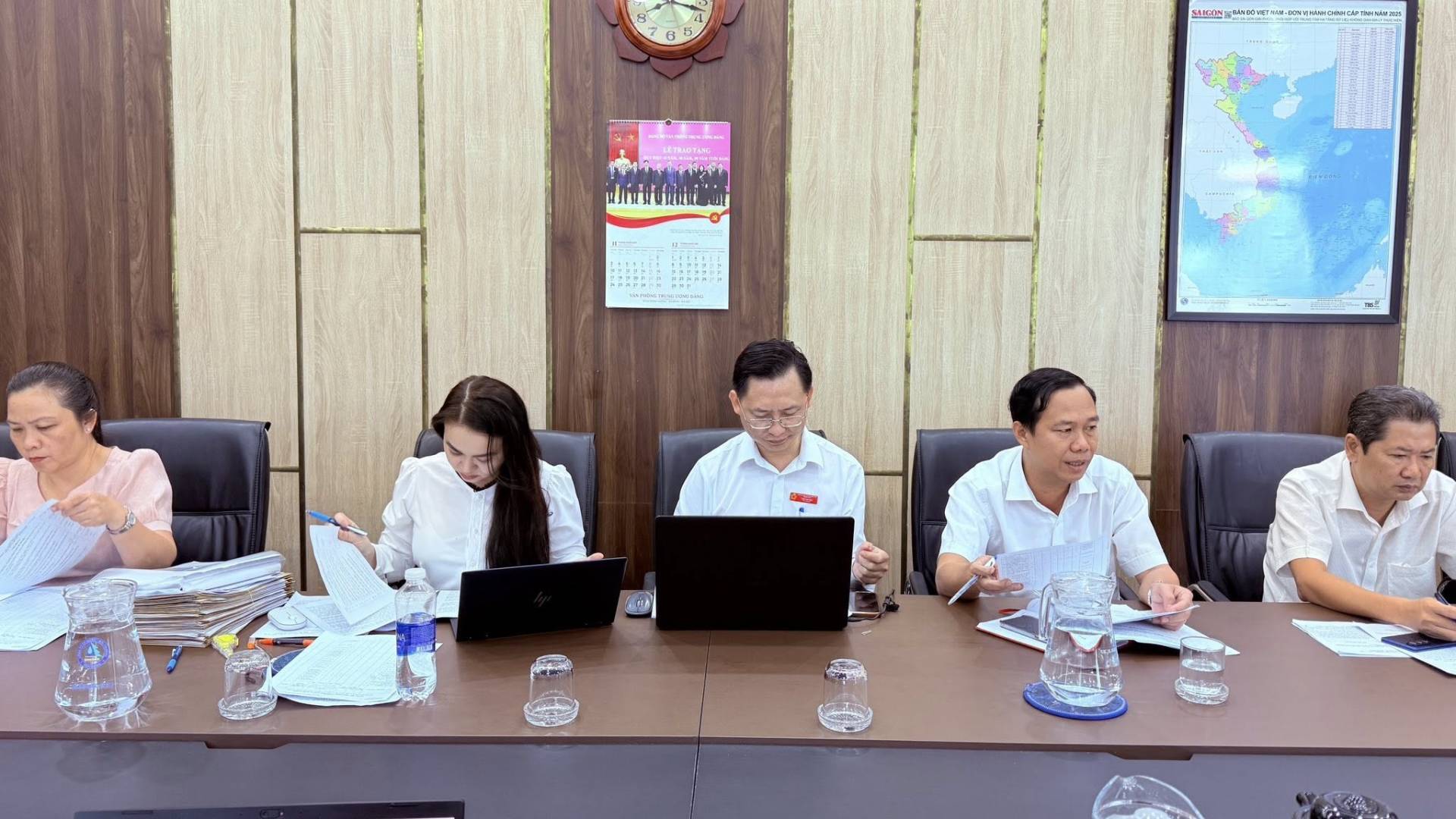 C&oacute; thể l&agrave; h&igrave;nh ảnh về một hoặc nhiều người, mọi người đang học, ph&ograve;ng tin tức, bệnh viện v&agrave; văn bản