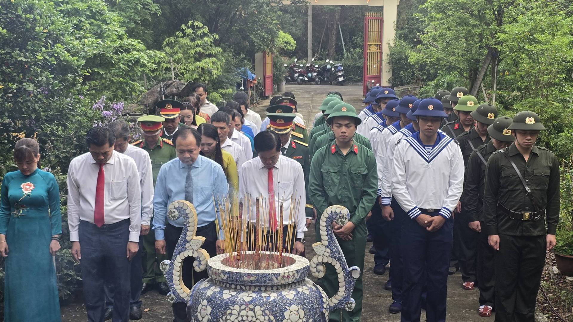 C&oacute; thể l&agrave; h&igrave;nh ảnh về một hoặc nhiều người v&agrave; văn bản