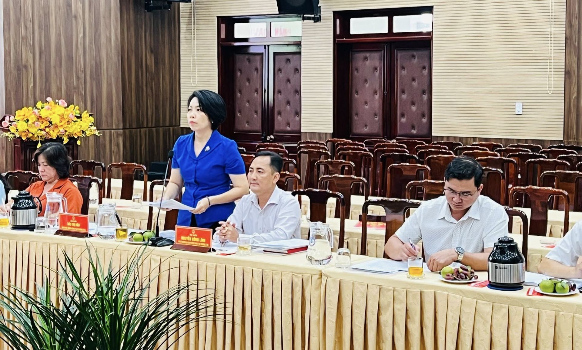 C&oacute; thể l&agrave; h&igrave;nh ảnh về 4 người, sushi v&agrave; văn bản