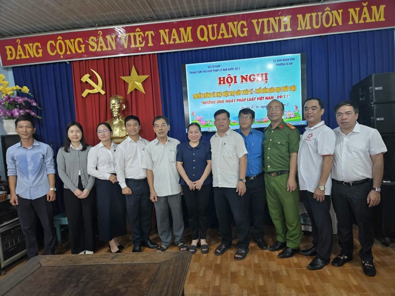 C&oacute; thể l&agrave; h&igrave;nh ảnh về một hoặc nhiều người v&agrave; văn bản