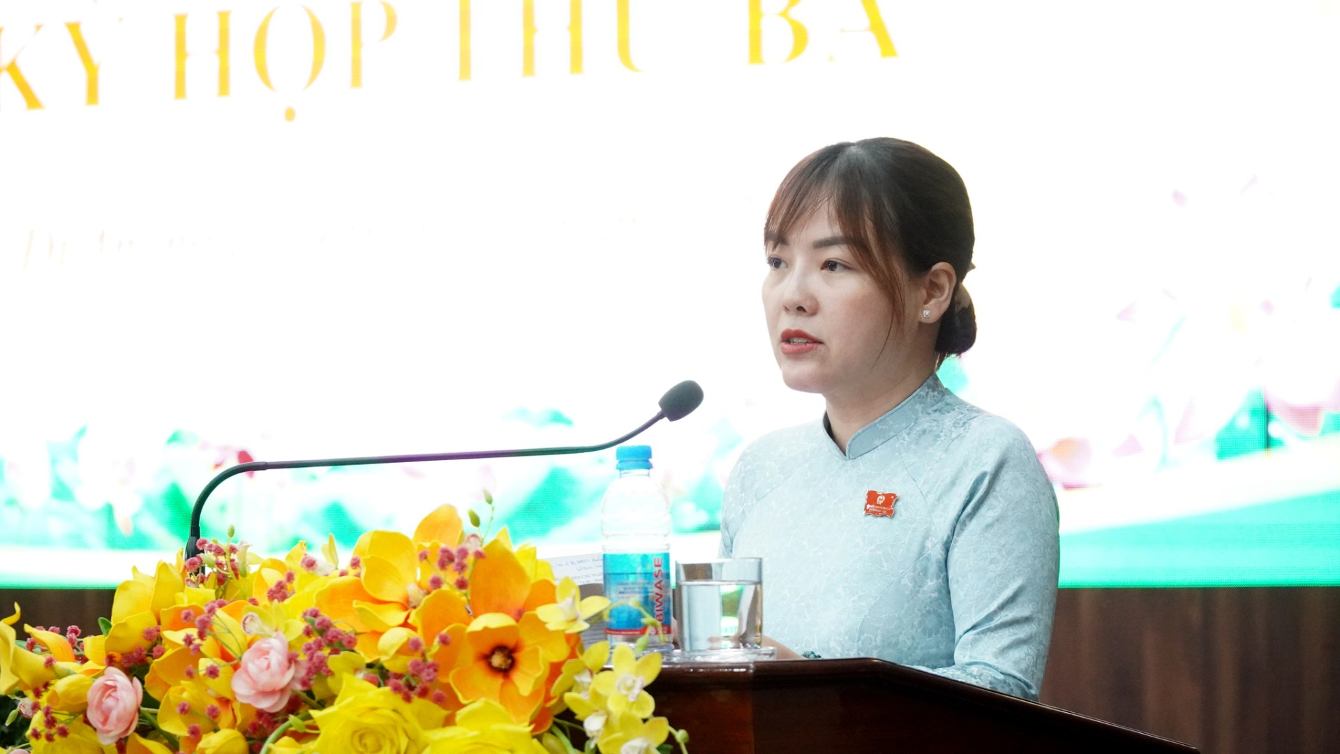 C&oacute; thể l&agrave; h&igrave;nh ảnh về một hoặc nhiều người v&agrave; văn bản