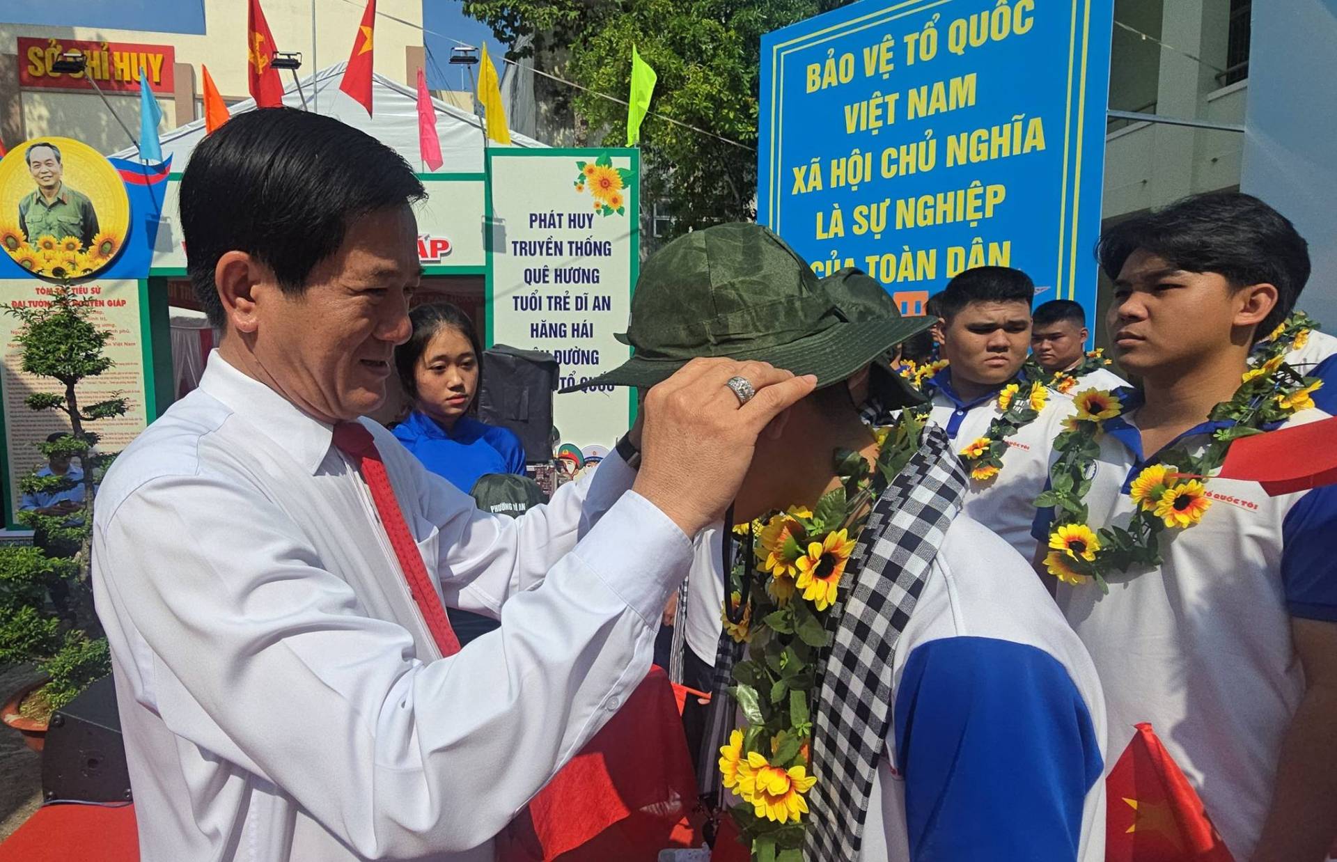 C&oacute; thể l&agrave; h&igrave;nh ảnh về một hoặc nhiều người v&agrave; văn bản