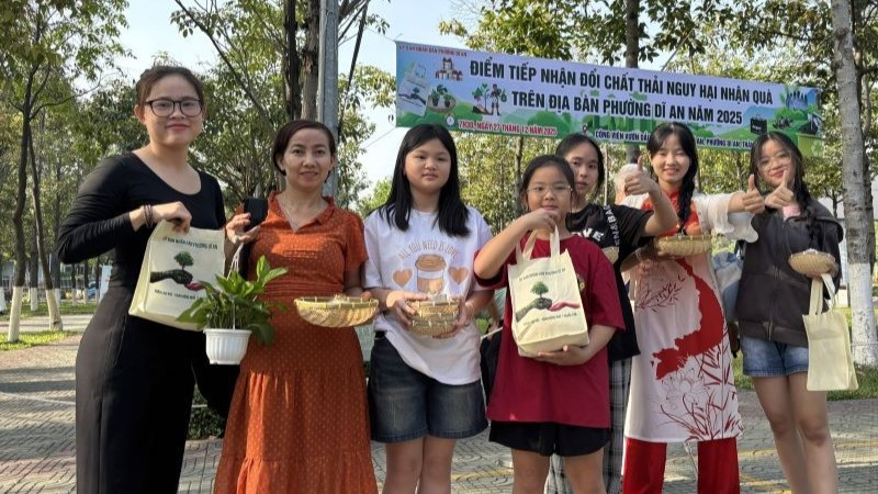 Chương tr&igrave;nh "Đổi r&aacute;c thải nguy hại nhận qu&agrave;" ở phường Dĩ An thu h&uacute;t đ&ocirc;ng đảo người d&acirc;n tham gia. 