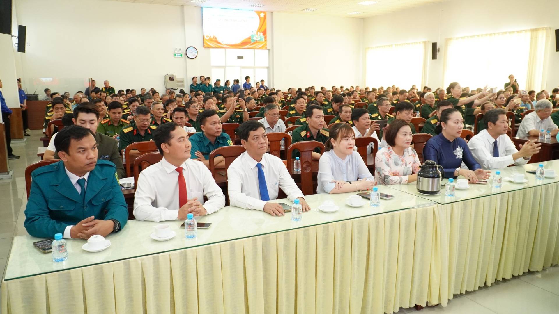 C&oacute; thể l&agrave; h&igrave;nh ảnh về một hoặc nhiều người v&agrave; mọi người đang học