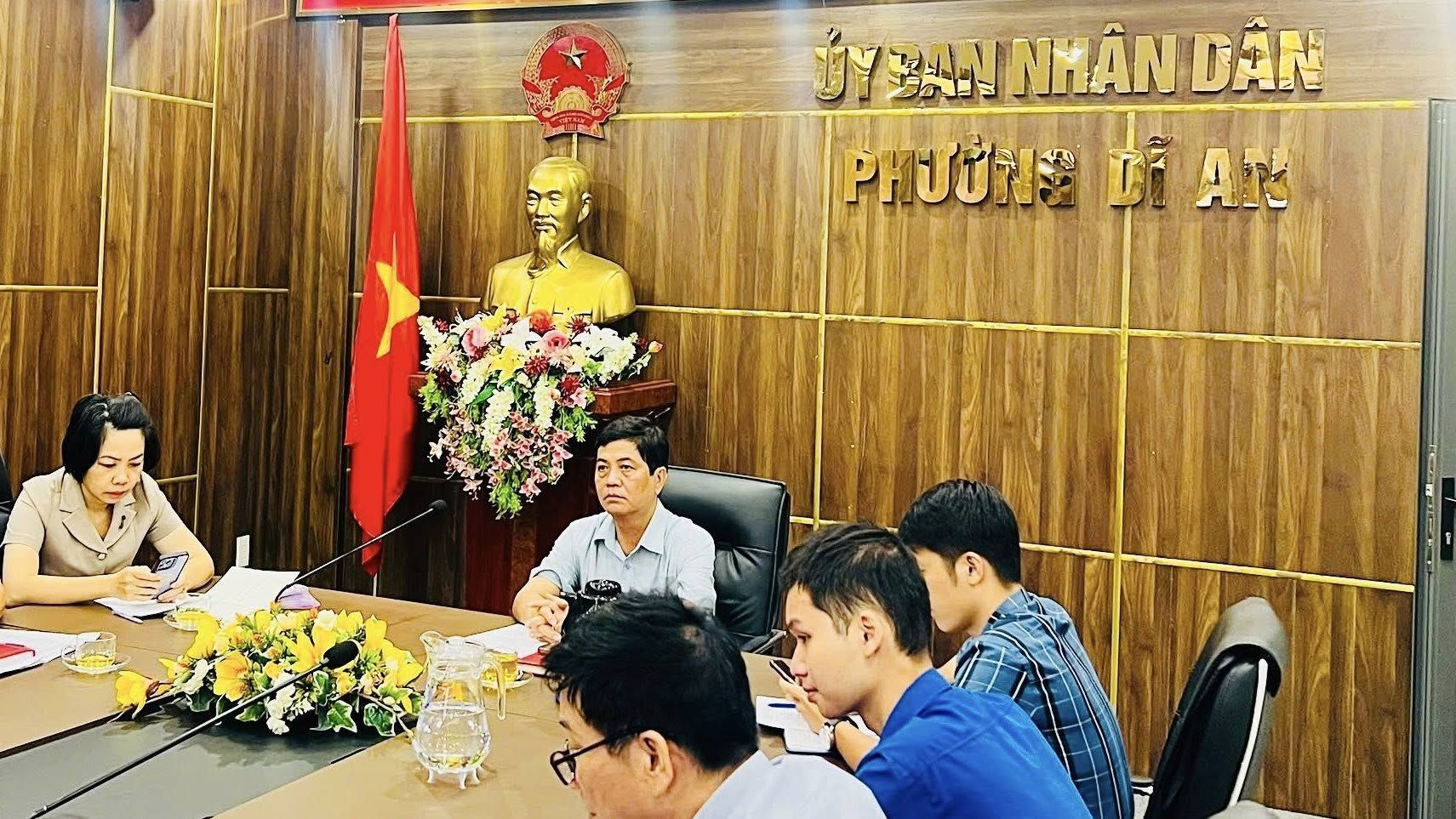 C&oacute; thể l&agrave; h&igrave;nh ảnh về một hoặc nhiều người v&agrave; văn bản cho biết '&Uacute;Y &Uuml;BANNH&Acirc;NDAN BAN NH&Acirc;N D&Acirc;N Di Ar'