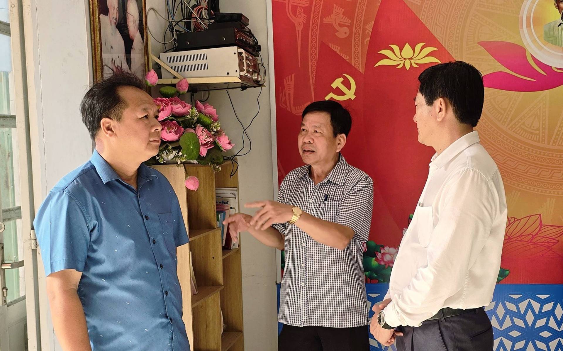 C&oacute; thể l&agrave; h&igrave;nh ảnh về một hoặc nhiều người v&agrave; văn bản