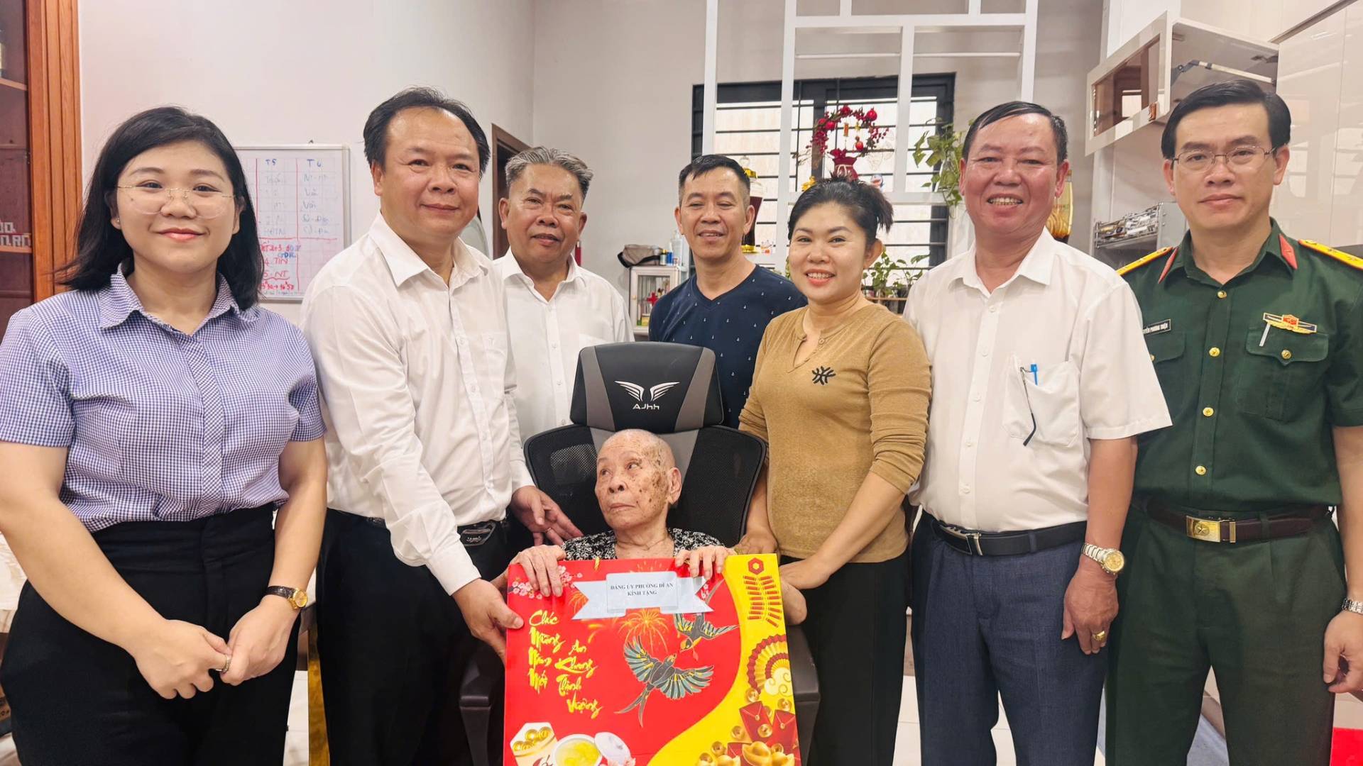 C&oacute; thể l&agrave; h&igrave;nh ảnh về một hoặc nhiều người v&agrave; văn bản