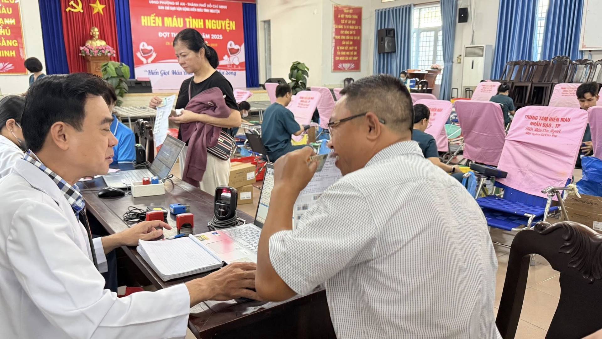 C&oacute; thể l&agrave; h&igrave;nh ảnh về một hoặc nhiều người, mọi người đang học, bệnh viện v&agrave; văn bản