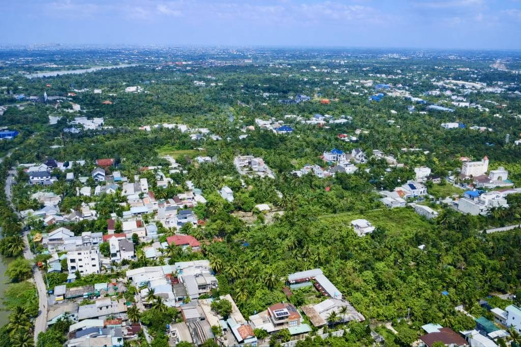 Vườn c&acirc;y ăn tr&aacute;i L&aacute;i Thi&ecirc;u xanh m&aacute;t, trải d&agrave;i ven s&ocirc;ng S&agrave;i G&ograve;n đoạn qua phường Thuận An.