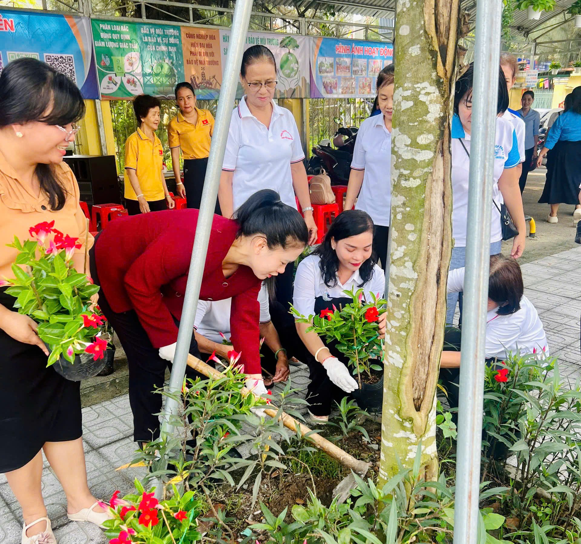 GÓC PHỐ XANH ĐẠI ĐOÀN KẾT